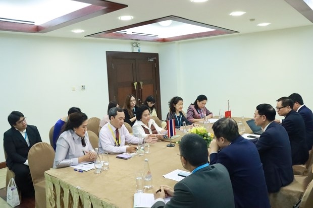 At the meeting between Thai Minister Attached to the Prime Minister's Office Puangpet Chunlaiad and  Vietnamese Minister of Information and Communications Nguyen Manh Hung. (Photo: VNA) 