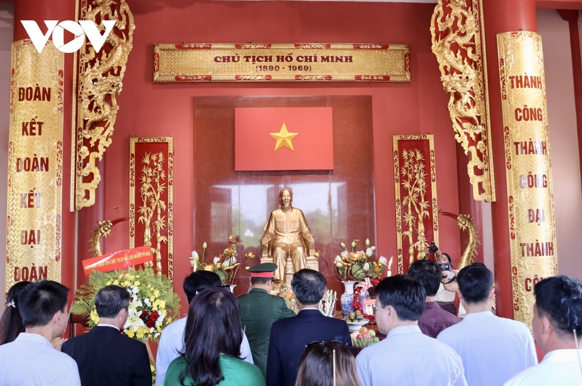 On occasions such as President Ho Chi Minh's birthday and Vietnam's National Day, people from both nations come together to the memorial area to offer incense in memory of President Ho Chi Minh.