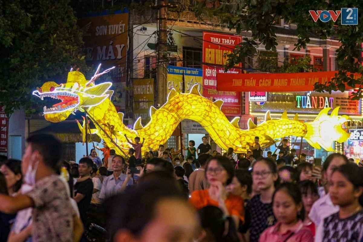 Tuyen Quang has been the host of the lantern festival each year since 2004. It has been confirmed by the Vietnam Guinness Book of Records as having the most unique and largest lanterns in the nation.