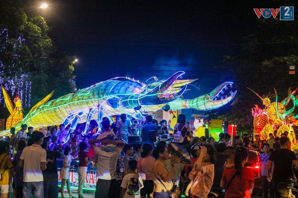 At around 7 p.m. each day large crowds of local residents and tourists join a parade of giant lanterns that passes through many streets to celebrate the event.