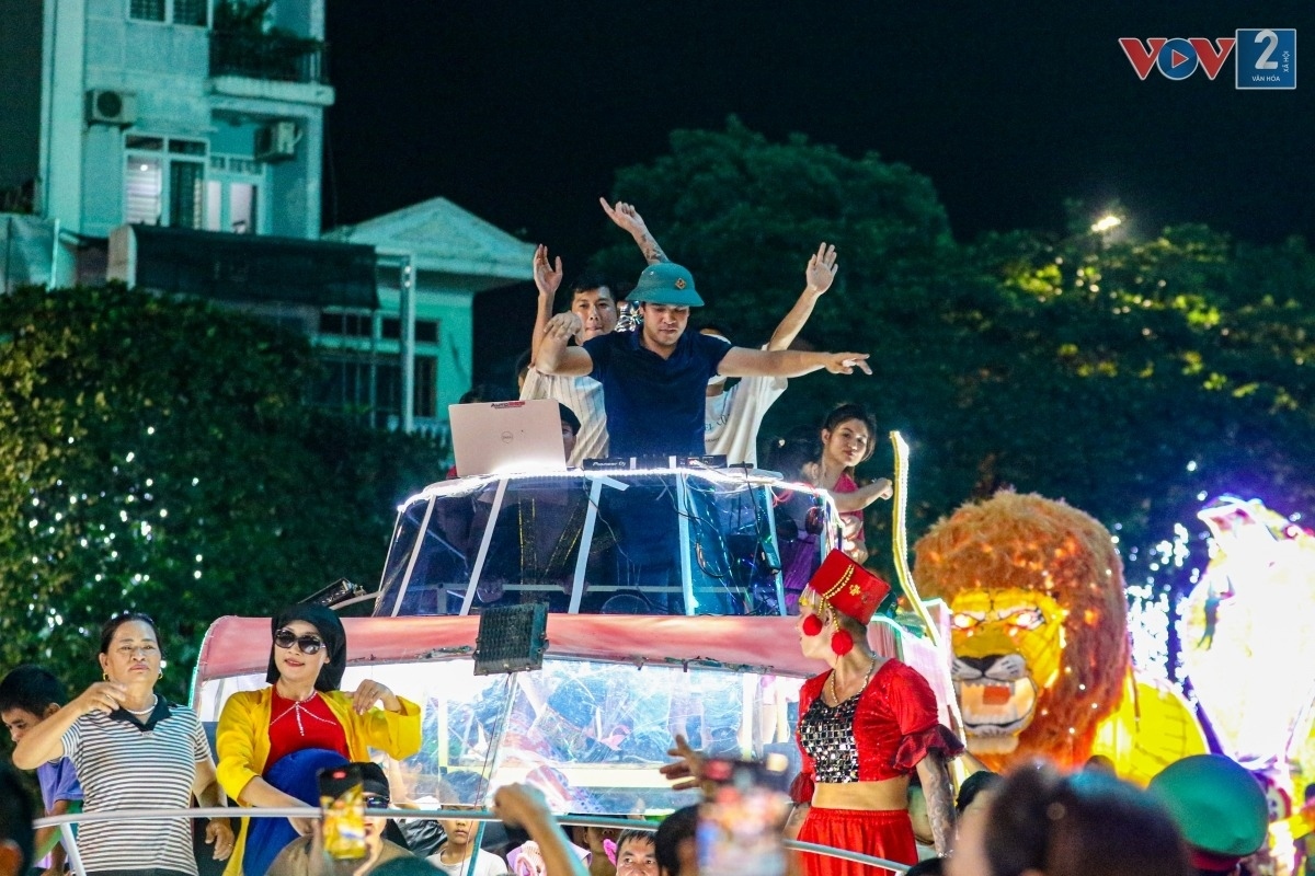 Both children and adults are eager to view the colourful lanterns as the Mid-Autumn Festival draws near.