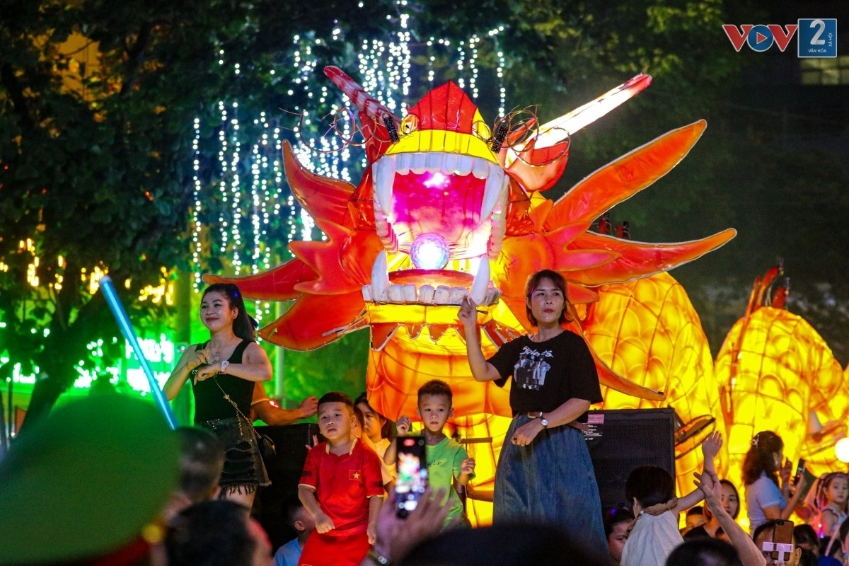 Locals and tourists come together to sing and dance to celebrate the event.