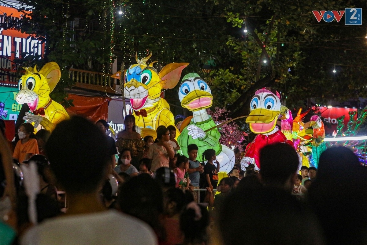 Many tourists flock to Tuyen Quang in order to enjoy the festive atmosphere ahead of the Mid-Autumn Festival.