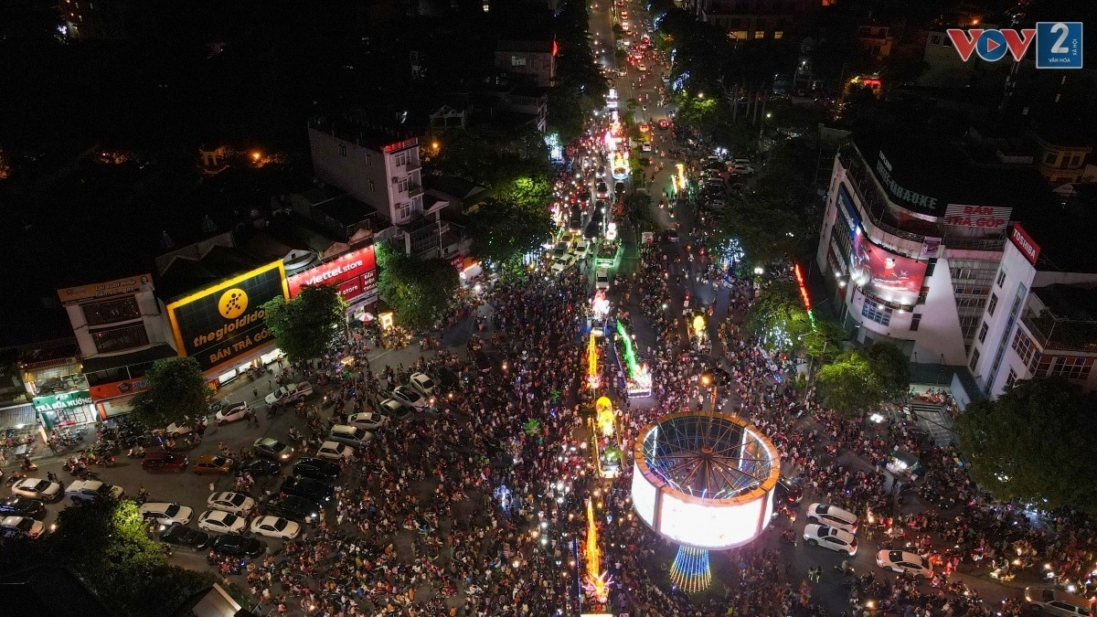 Tuyen Quang province boasts about 40 festivals each year. Among them is the Tuyen Citadel Festival which celebrates the Mid-Autumn Festival and is the largest one in the country, with hundreds of giant lanterns making up the procession.