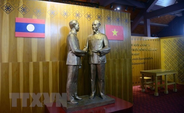 A statue of President Ho Chi Minh (R) and President Kaysone Phomvihane