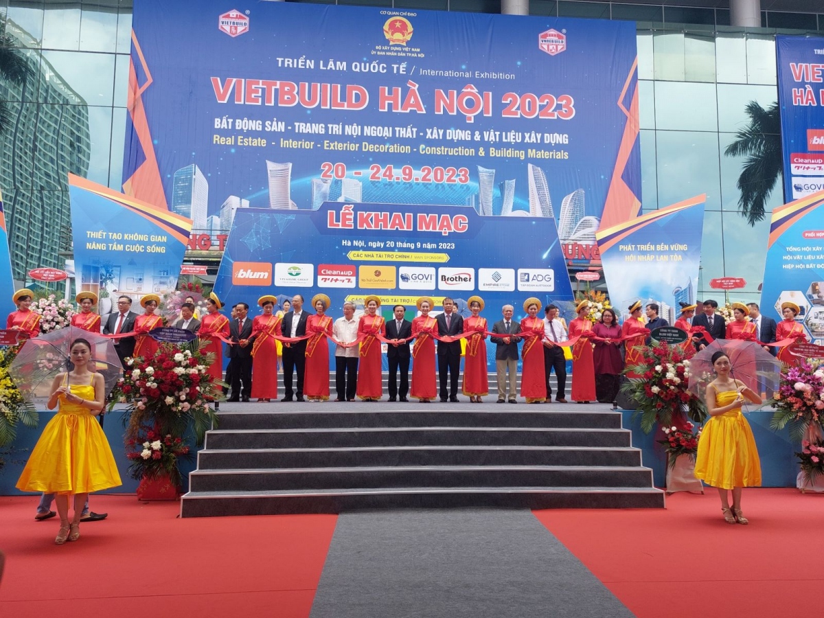 Delegates cut the red ribbon to open the exhibition (Photo: moit.gov.vn)