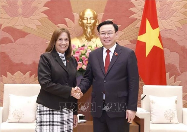 Vietnamese NA Chairman Vuong Dinh Hue (R) receives Vice President of the Cuban National Assembly Ana María Mari Machado in Hanoi on September 16, 2023. (Photo: VNA)