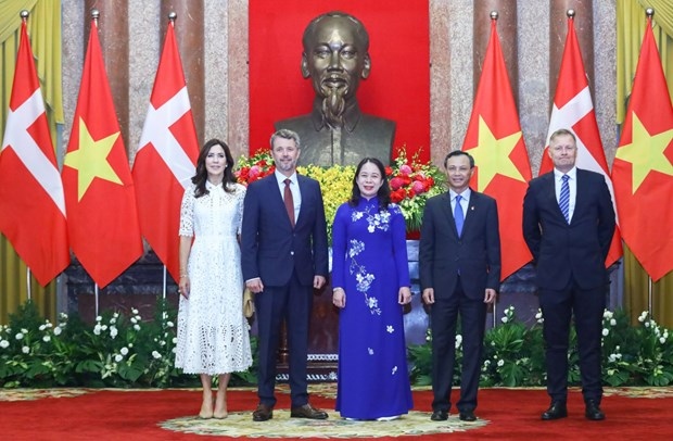 Vice State President Vo Thi Anh Xuan (C) welcomes Danish Crown Prince Frederik (second from left) and Crown Princess Mary Elizabeth. (Photo: VNA)