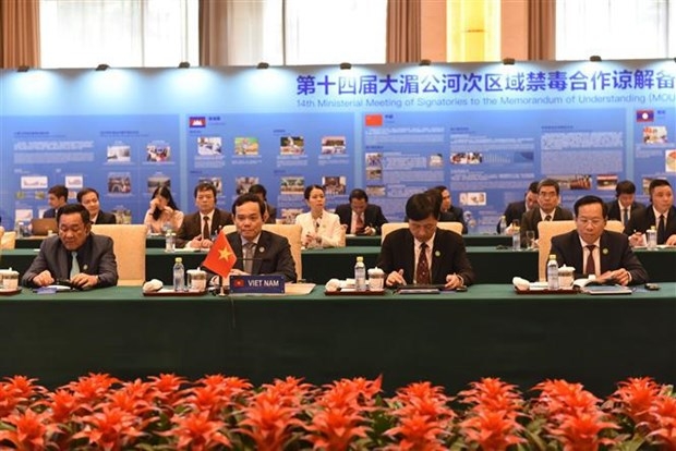 Deputy Prime Minister Tran Luu Quang (second from left) attends the 14th ministerial meeting of the signatories to the Memorandum of Understanding (MoU) on Drug Control in the Greater Mekong Sub-region held in Beijing on September 6. (Photo: VNA)