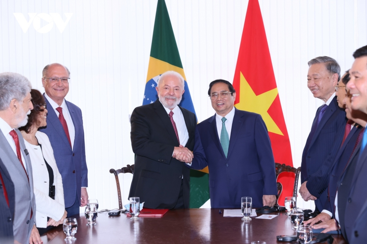 Vietnamese Prime Minister Pham Minh Chinh and Brazilian President lula da Silva shaking hands ahead of their talks i Brasillia