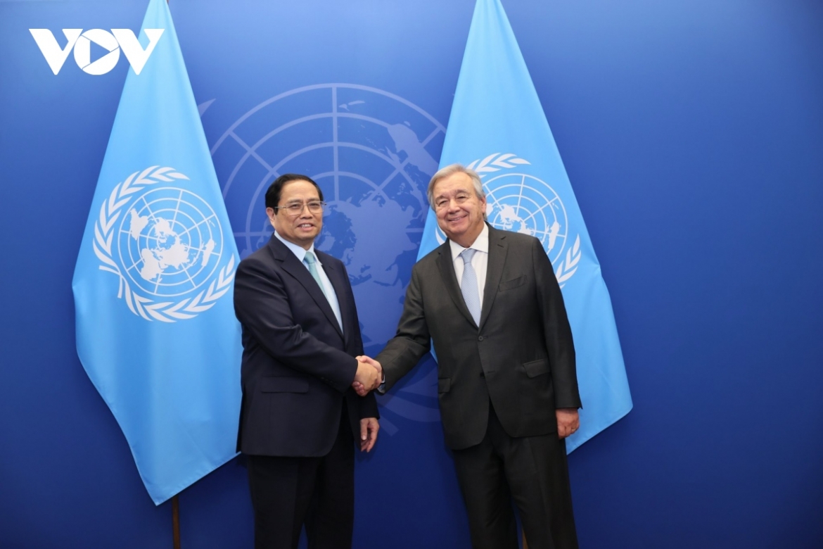 Vietnamese Prime Minister Pham Minh Chinh (L) shaking hands with UN Secretary General Antonio Guterres while attending the 78th UN General Assembly session in New York