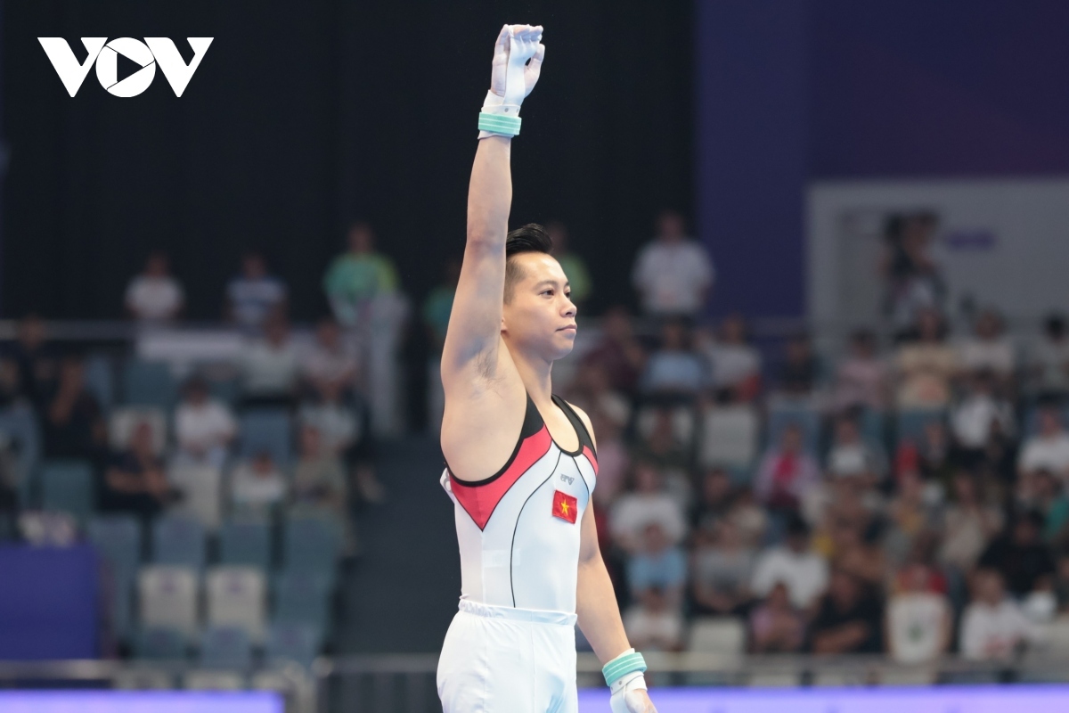 Gymnast Le Thanh Tung ranks seventh in the horizontal bar event at ASIAD 19 on September 29.