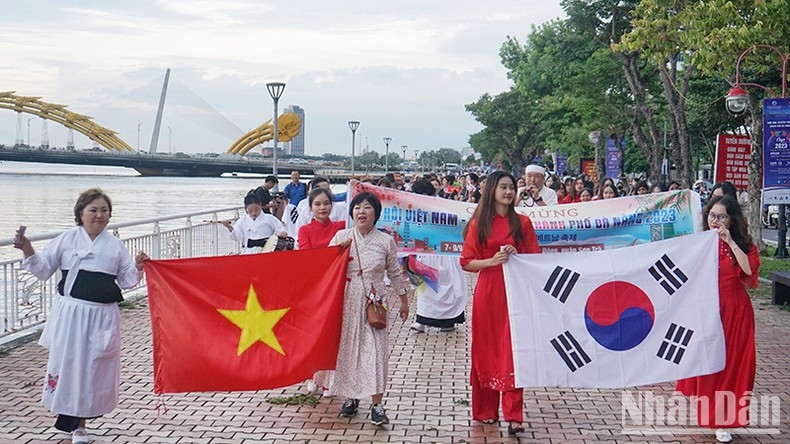 A street parade is held in Da Nang ahead of the Vietnam-Republic of Korea (RoK) culture exchange festival. (Photo: Nhandan.vn)