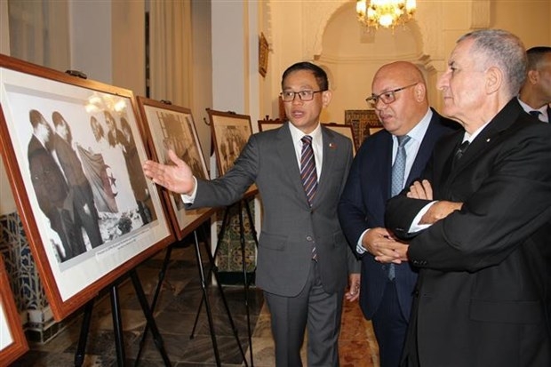 Participants at the even visit a photo exhibition on the two countries’ traditional relations. (Photo: VNA)