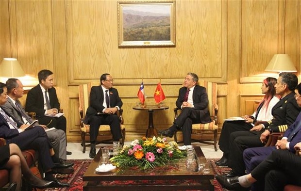 At the meeting between NA Vice Chairman Tran Quang Phuong (L) and President of the Senate of Chile Juan Antonio Coloma (Photo: VNA)