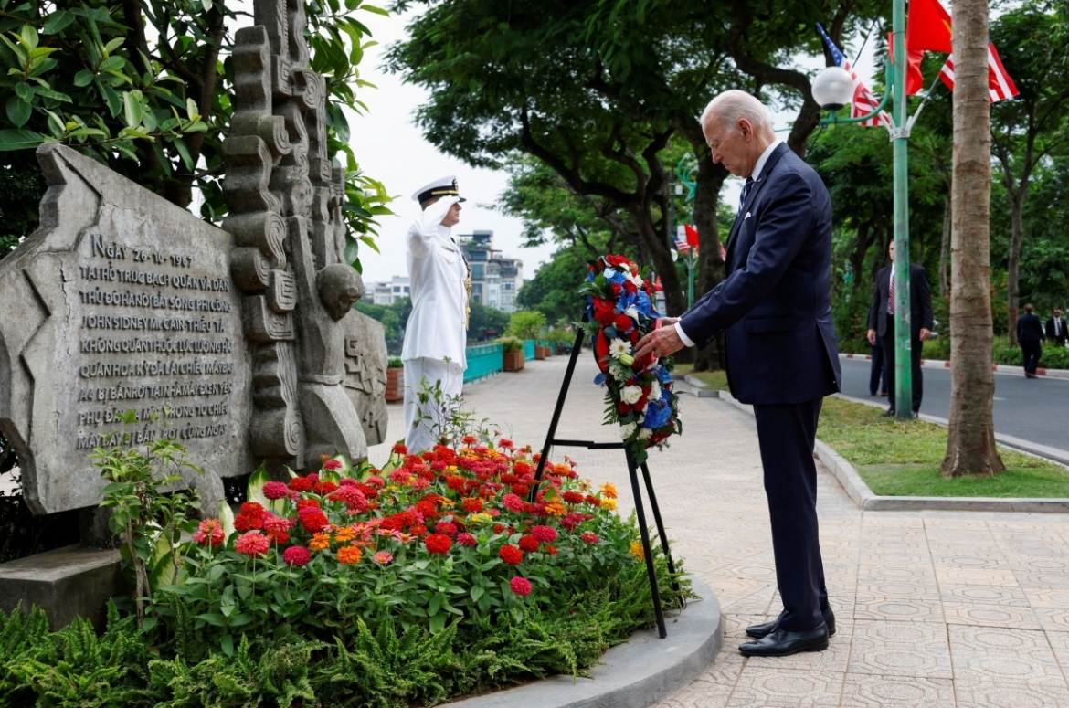 US President Joe Biden pays floral tribute to late Senator John McCain at his memorial in Hanoi on September 11(Photo: Reuters)  