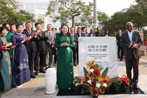 At the  inauguration ceremony for the new plaque of Ho Chi Minh Avenue. (Photo: VNA)