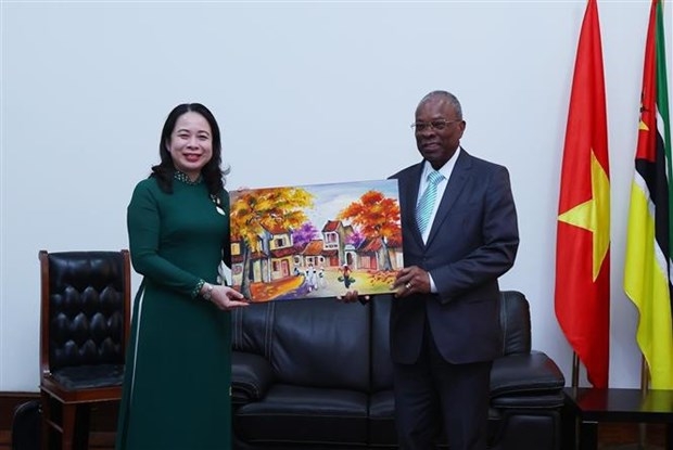 Vice State President Vo Thi Anh Xuan (left) and President of the Municipal Council of Maputo Eneas Comiche. (Photo: VNA)