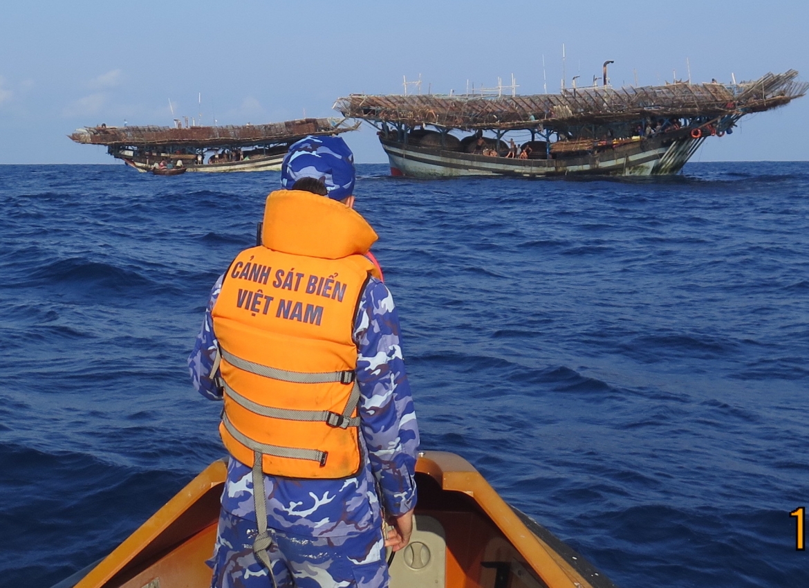 A Coast Guard vessel approaching the boats carrying rescued fishermen. (Photo: Vietnam Coast Guard)