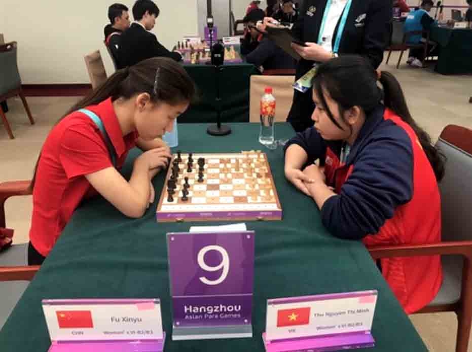 A chess game between a Vietnamese player and her Chinese opponent in Hangzhou (Photo: baovanhoa)