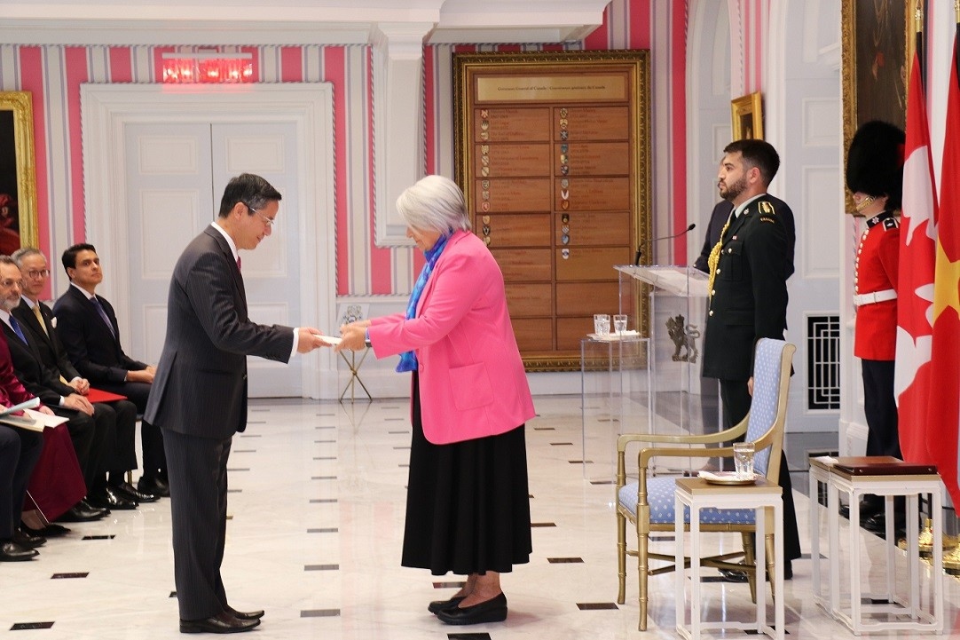 Ambassador Pham Vinh Quang presents the credentials to Governor General of Canada Mary Jeannie May Simon on October 13