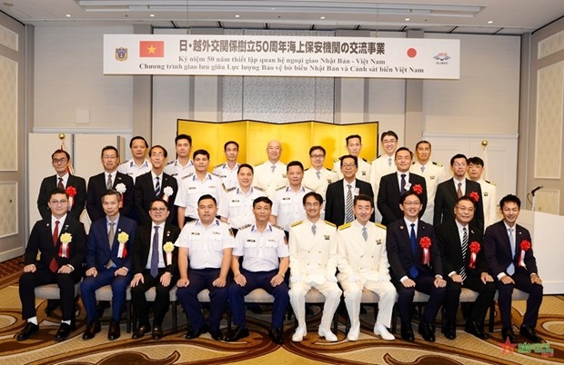 Representatives from Japanese agencies and the delegation from the Vietnam Coast Guard at the welcome ceremony for Ship CSB 8002. (Photo: qdnd.vn)