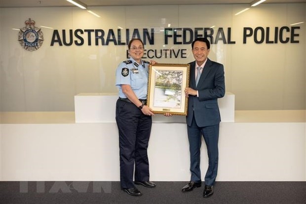 Deputy Minister of Public Security Lieut. Gen Le Quoc Hung presents gift to AFP Deputy Commissioner for International and Specialist Capabilities Lesa Gale (Photo: VNA)