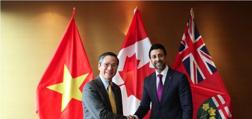 Vietnamese Ambassador to Canada Pham Vinh Quang (L0 and Canadian Parliamentary Secretary to the Minister of Export Promotion, International Trade and Economic Development Maninder Sidhu.