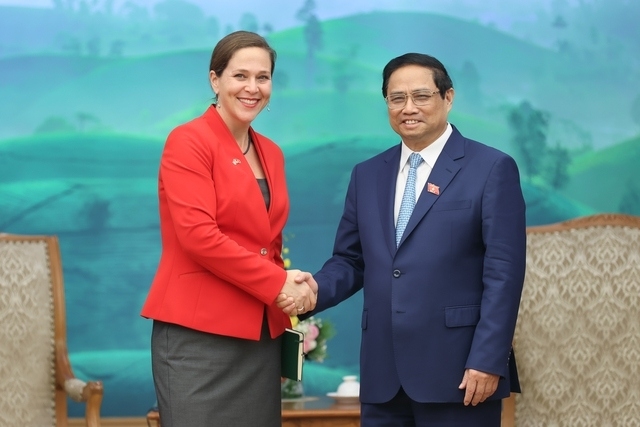 Prime Minister Pham Minh Chinh (R) and Chief Economist at the US Department of State Emily Blanchard (PhotoVGP)
