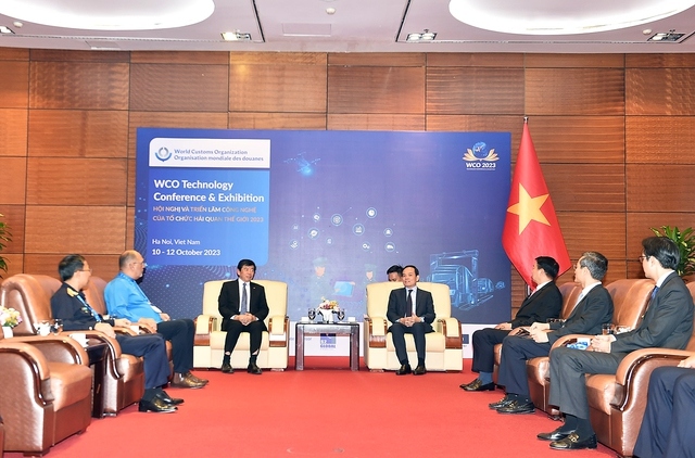 Deputy Prime Minister Tran Luu Quang and WCO Secretary General Kunio Mikuriya during their meeting in Hanoi on October 10. (Photo: VGP)