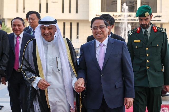 GCC Secretary General Jassim Muhammad Al-Budaiwi welcoms Vietnamese Prime Minister Pham Minh Chinh to Riyadh for the first ASEAN-GCC Summit. (Photo: VGP)