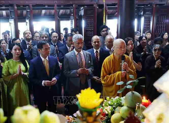 Upon arriving in Hanoi, Indian External Affairs Minister Dr. S. Jaishankar visits Tran Quoc pagoda, a historical and cultural landmark in the capital city. (Photo: VNA)