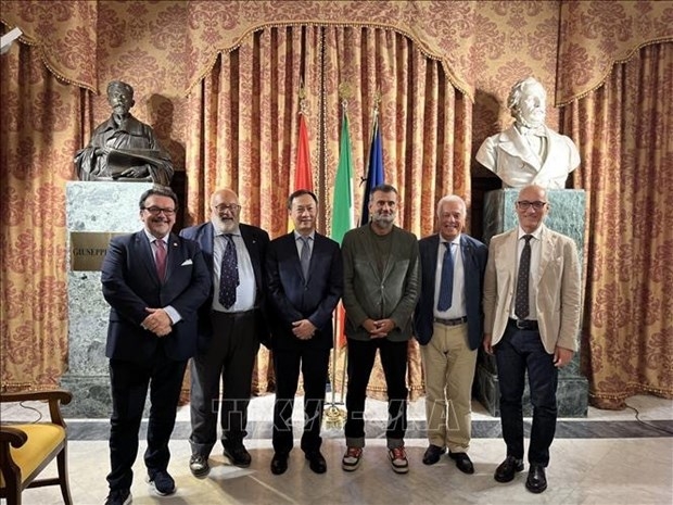 Vietnamese and Italian officials (Photo: VNA)