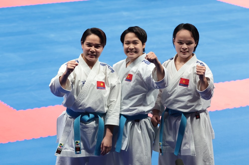 Nguyen Thi Phuong, Luu Thi Thu Uyen and Nguyen Ngoc Tram bring home a gold medal in the Women's Team Kata in Hangzhou, Chinia on October 6. (Photo: vietnamnet)
