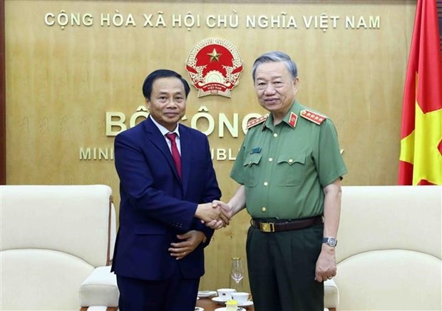 Minister of Public Security General To Lam (R) and head of the Representative Agency of the Lao Ministry of Public Security in Vietnam Phayvanh Sitthi Chanh (Photo: VNA) 