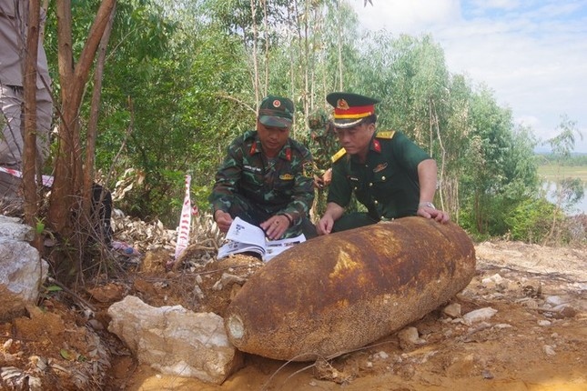 Military engineers discuss the way to handle the bomb. (Photo: TPO)