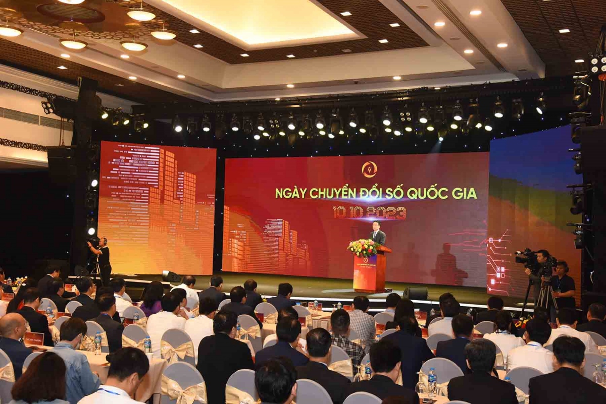 Information and Communication Technology Minister Nguyen Manh Hung addresses a cremony marking National Digital Transformation Day 2023 in Hanoi on October 10. 9Photo: laodong.vn)