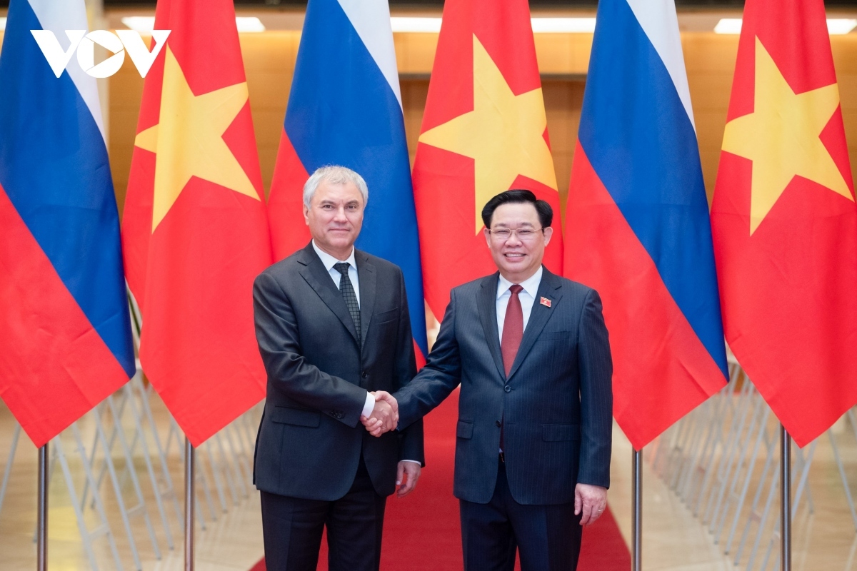 Vietnamese National Assembly Chairman Vuong Dinh Hue (R) and Russian State Duma Chairman Vyacheslav Victorovich Volodin shaking hands ahead of their talks in Hanoi on October 15. 