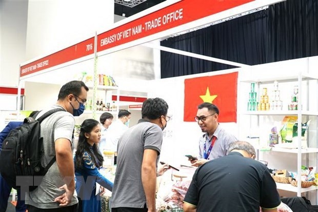 A representative of the Vietnam Trade Office in Malaysia introduces cashew products to visitors.