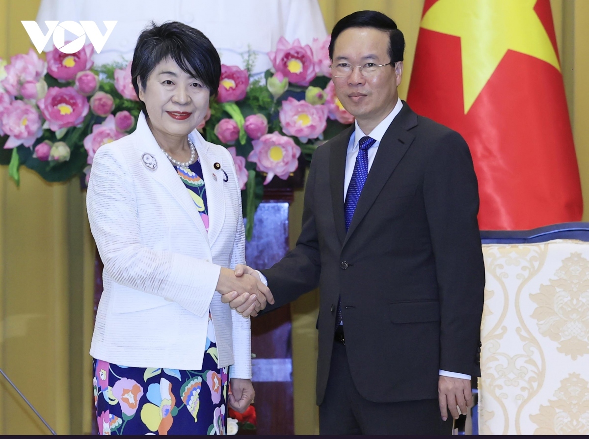 State President Vo Van Thuong and Japanese Foreign Minister Yoko Kamikawa shaking hands ahead of their meeting in Hanoi on October 10.