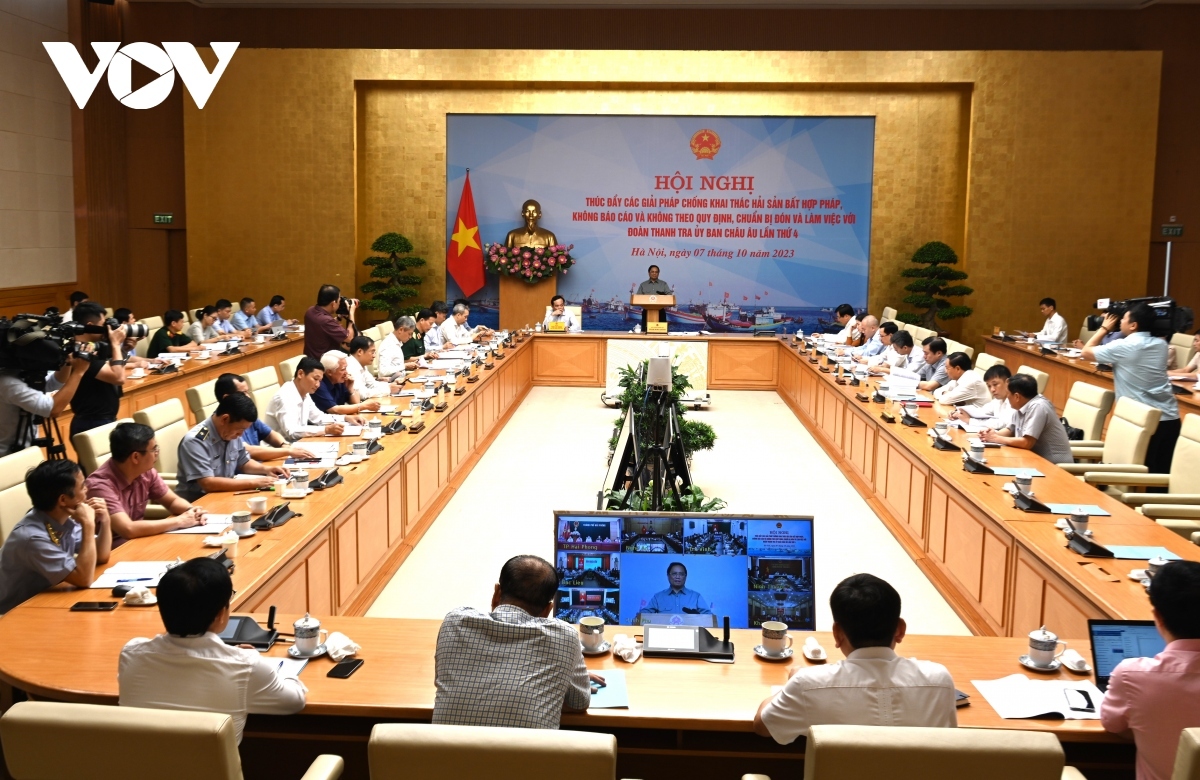 Prime Minister Pham Minh Chinh chairs the meeting