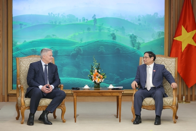 Prime Minister Pham Minh Chinh (R) hosts OCED Secretary-General Mathias Cormann (Photo:VGP)
