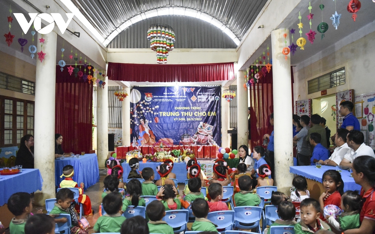 Teachers and children excitedly enjoy the Mid-Autumn Festival 2023 at Na Ngoi 2 Kindergarten