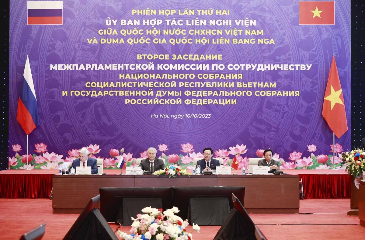 National Assembly Chairman Vuong Dinh Hue and Russian State Duma Chairman Vyacheslav Victorovich Volodin co-chair the second session of the inter-parliamentary cooperation committee in Hanoi on October 16. (Photo: VNA)