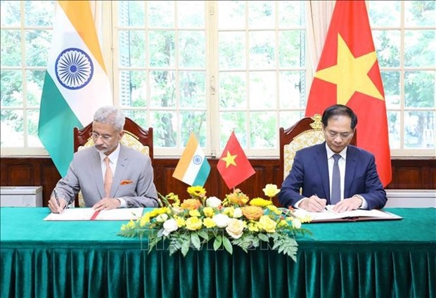 Vietnamese Minister of Foreign Affairs Bui Thanh Son (right) and his Indian counterpart Subrahmanyam Jaishankar sign the minutes of agreement of the 18th meeting of the Vietnam-India Joint Committee for Economic, Trade, Science and Technology Cooperation. (Photo: VNA)