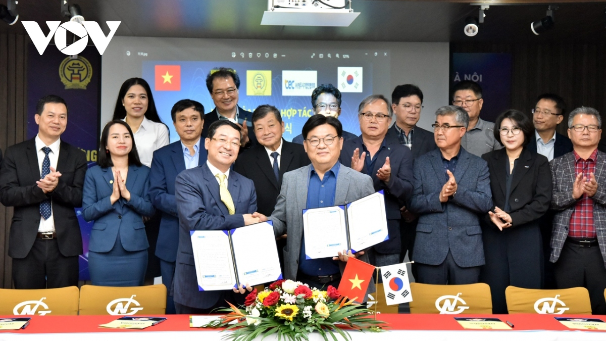 Representatives of the Hanoi Supporting Industries Business Association (HANSIBA), N&amp;G Group and Cheongju Entrepreneurs Community (CEC) of the Republic of Korea sign a cooperation deal to manufacture semiconductor chips and mechanical precision components for the electronics industry