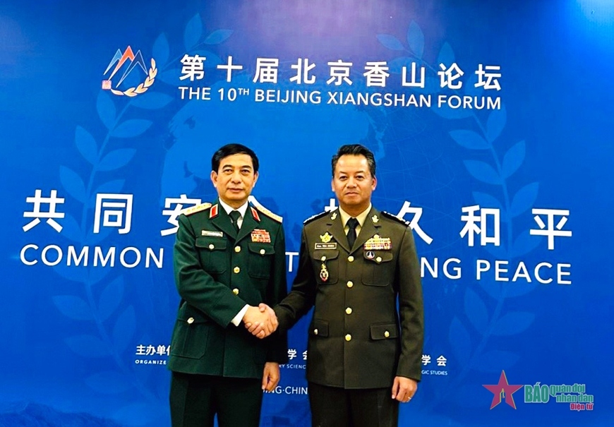 Vietnamese Defense Minister Phan Van Giang (L) meets Cambodian Deputy Prime Minister and Defense Minister Tea Seiba, on the sidelines of the 10th Beijing Xiangshan Forum. (Photo: PANO)