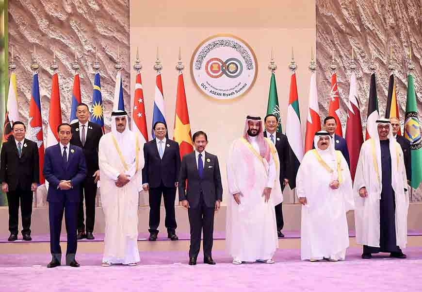 Vietnamese Prime Minister Pham Minh Chinh (third from left, second row) and heads of delegations pose for a group photo at the opening ceremony of the first ASEAN-GCC Summit in Riyadh, Saudi Arabia, on October 20. (Photo: VNA)