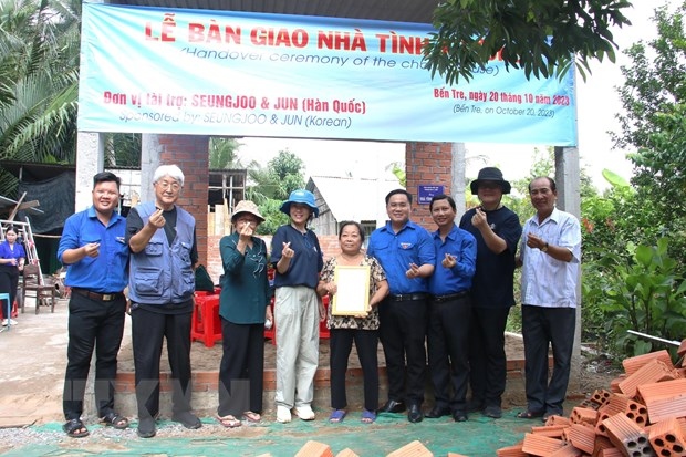 The delegation of Korean volunteers handing over a charity house to a poor household in Tan Thanh Binh commune of Mo Cay District, Ben Tre province. (Photo: VNA)