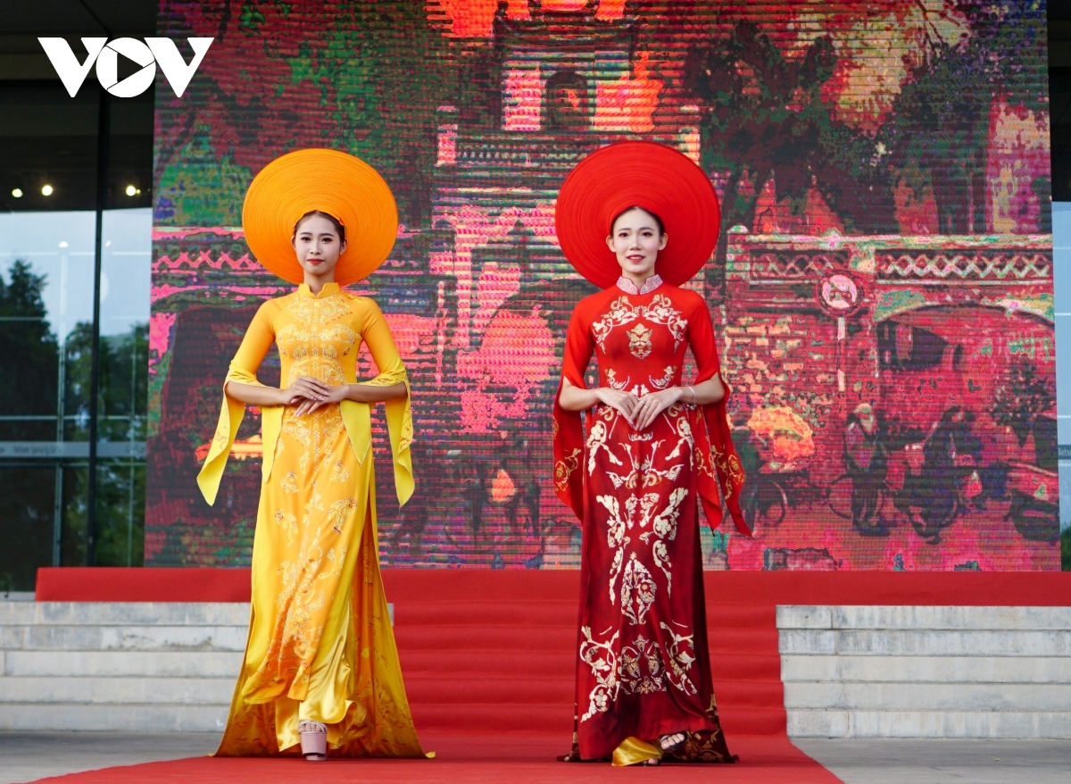 The debut Ao Dai parade organised by Hanoi Women's Union will be held at Hoan Kiem Lake pedestrian street area in the capital on the morning of October 29.